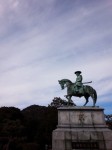 亀山から市内を望む・毛利敬親公の像