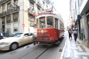リスボン市内を走るケーブルカー - コピー