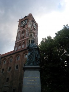 コペルニクス像とトルン旧市庁舎